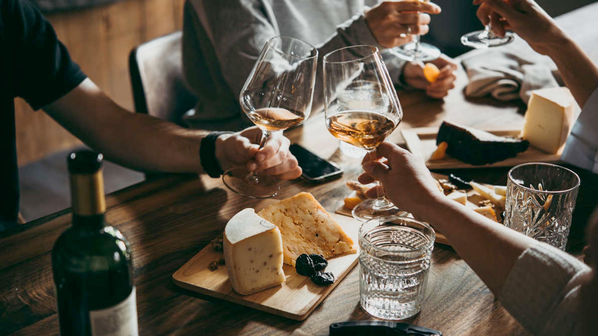 4 Basic Tips for Pairing Wine and Cheese