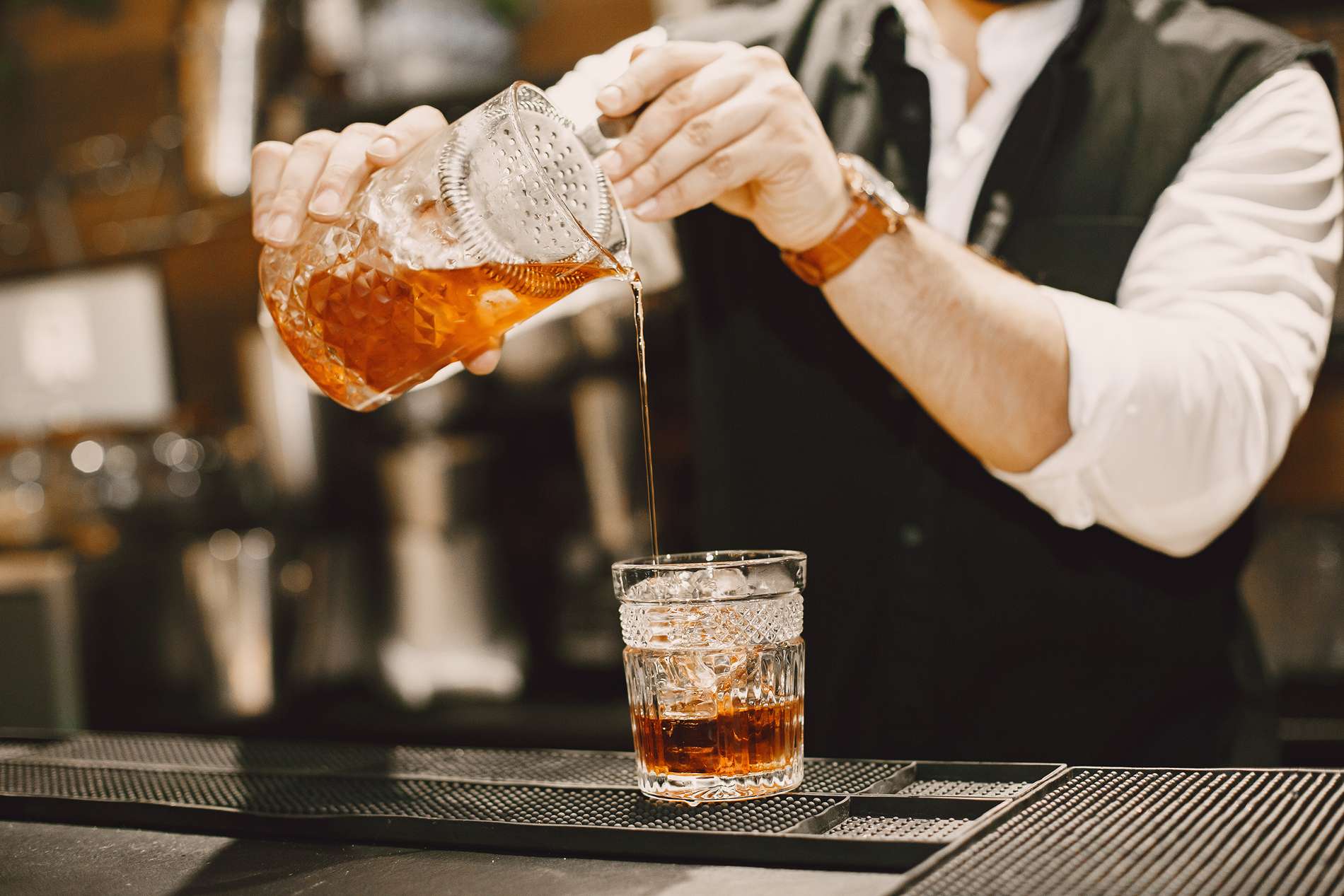 The Bartender's Guide to Whiskey Serving Temperature: Neat, Rocks, or Splash?